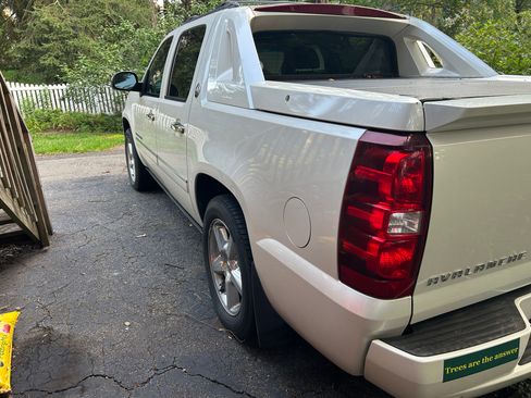 Used 2013 Chevrolet Avalanche LTZ AWD/4WD image 6