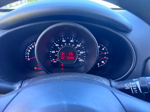 Used 2018 Kia Soul + FWD image 6