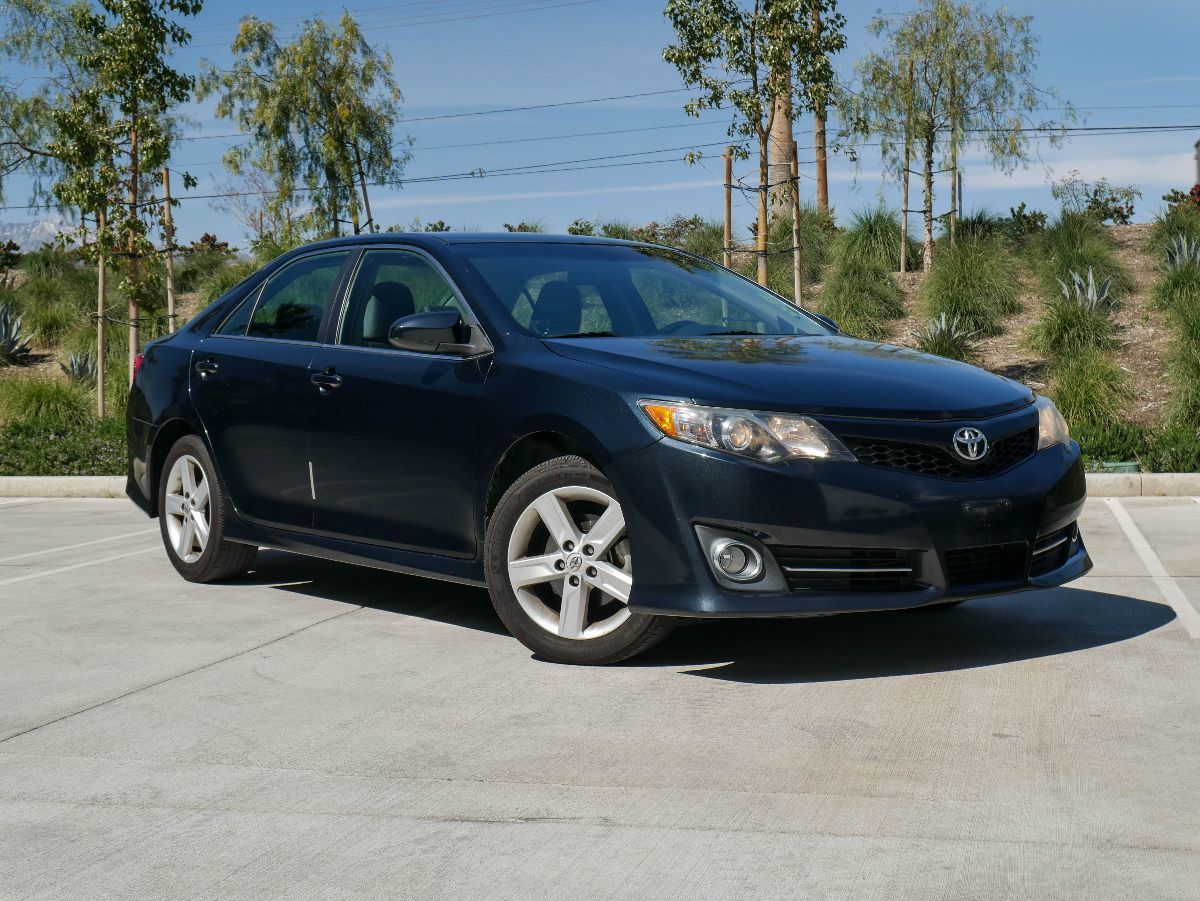 Used 2014 Toyota Camry SE FWD image 4