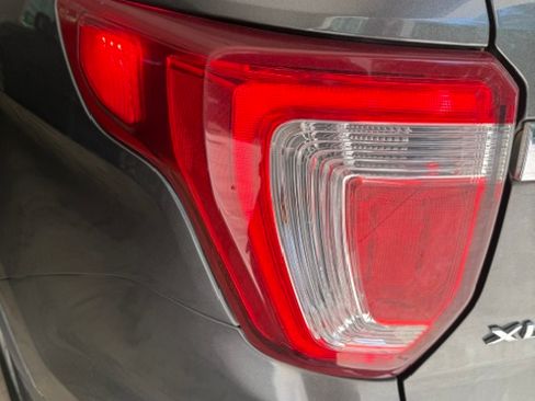 Used 2018 Ford Explorer XLT w/ Equipment Group 201A FWD image 12