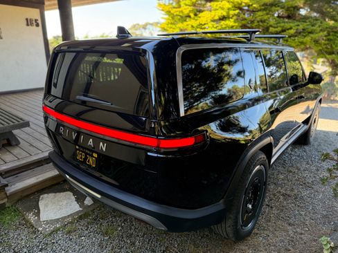 Used 2025 Rivian R1S Adventure image 5