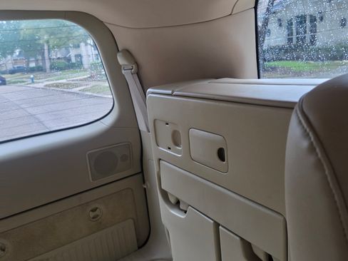 Used 2011 Lexus LX 570 4WD w/ Luxury Pkg image 18