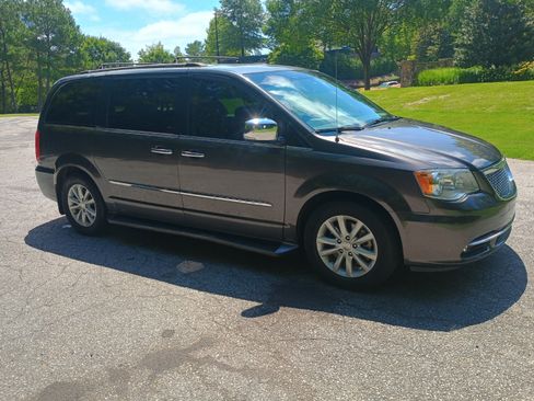 Used 2016 Chrysler Town & Country Limited Platinum w/ Trailer Tow Group image 2