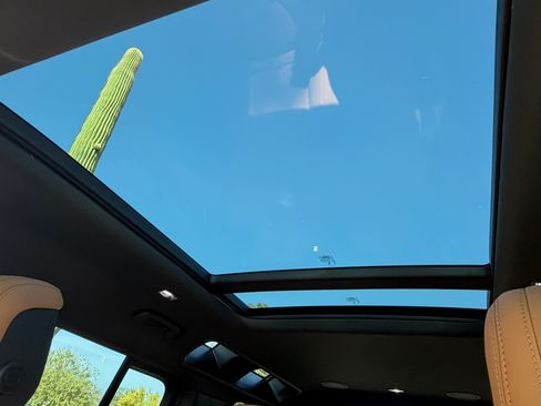 Used 2024 Land Rover Defender 110 SE image 10