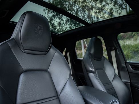 Used 2022 Porsche Cayenne Platinum Edition image 23