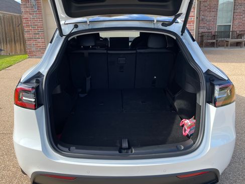 Used 2022 Tesla Model Y Long Range image 11