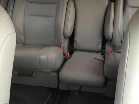 Used 2019 Toyota Sienna XLE image 10