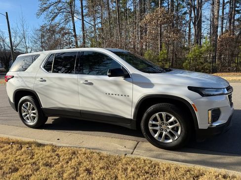 Used 2023 Chevrolet Traverse LS image 11