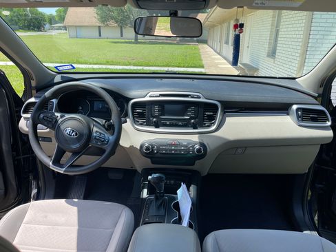 Used 2017 Kia Sorento FWD image 9