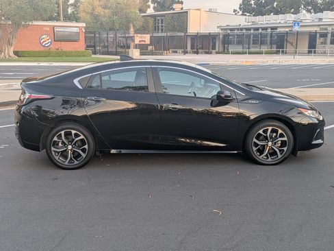 Used 2017 Chevrolet Volt LT w/ Comfort Package FWD image 1