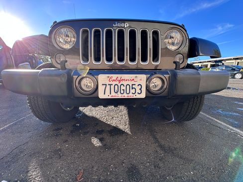 Used 2016 Jeep Wrangler Unlimited Sahara w/ Connectivity Group AWD/4WD image 6