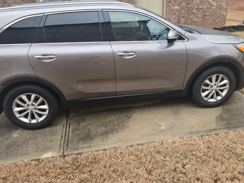 Used 2016 Kia Sorento LX image 2