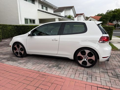 Used 2011 Volkswagen Golf 2-Door FWD image 6