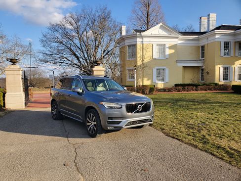 Used 2017 Volvo XC90 T5 Momentum w/ Vision Package image 2