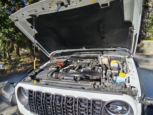 Used 2024 Jeep Wrangler Unlimited Rubicon w/ Capability Package image 17