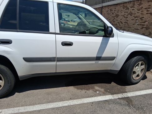 Used 2005 Chevrolet TrailBlazer LS w/ LS Preferred Equipment Group RWD image 2