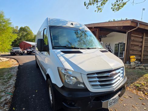 Used 2014 Freightliner Sprinter 2500 image 8