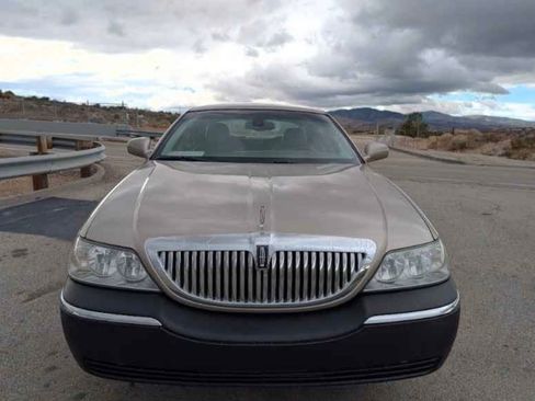 Used 2003 Lincoln Town Car Signature image 18