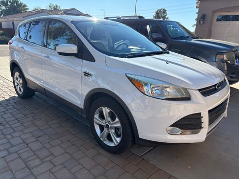 Used 2014 Ford Escape SE image 2