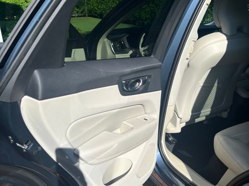 Used 2019 Volvo XC60 T5 Momentum w/ Premium Package image 11