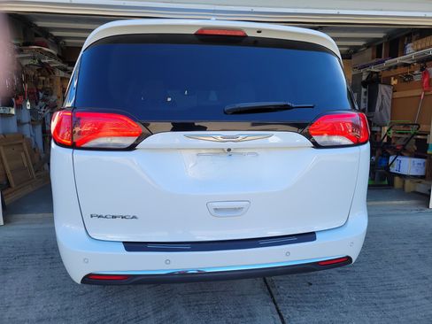 Used 2017 Chrysler Pacifica Touring-L image 11
