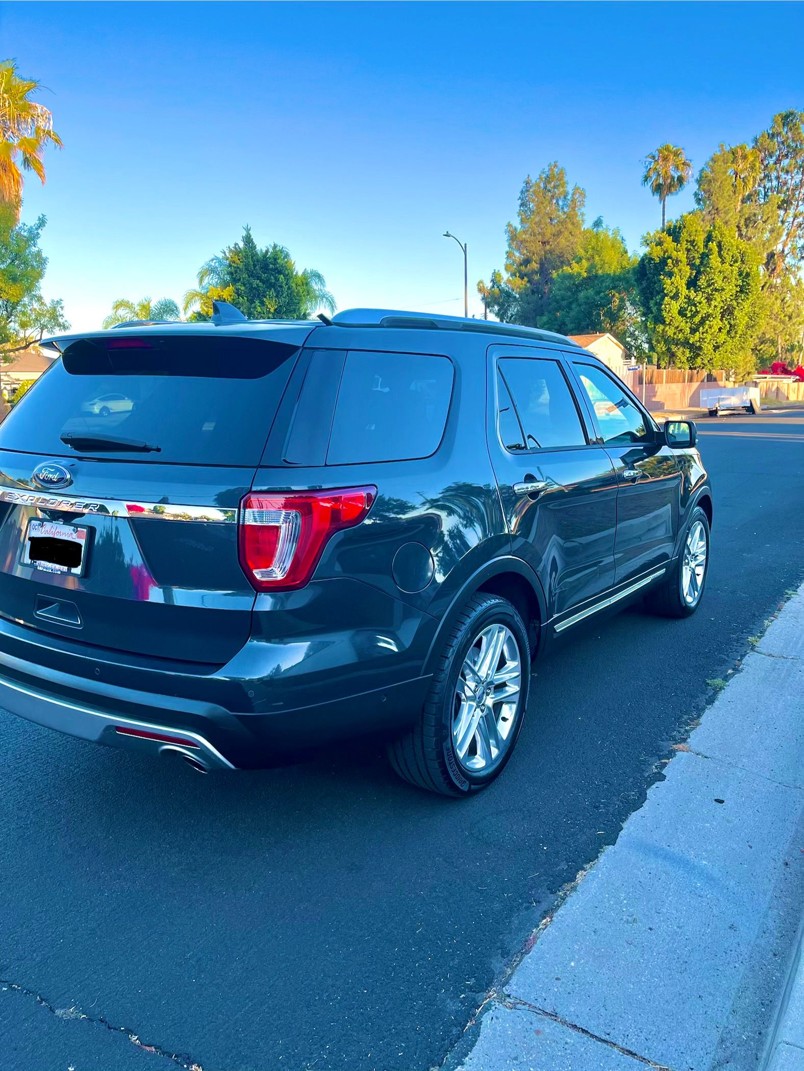 Used 2017 Ford Explorer Limited w/ Equipment Group 301A FWD image 9