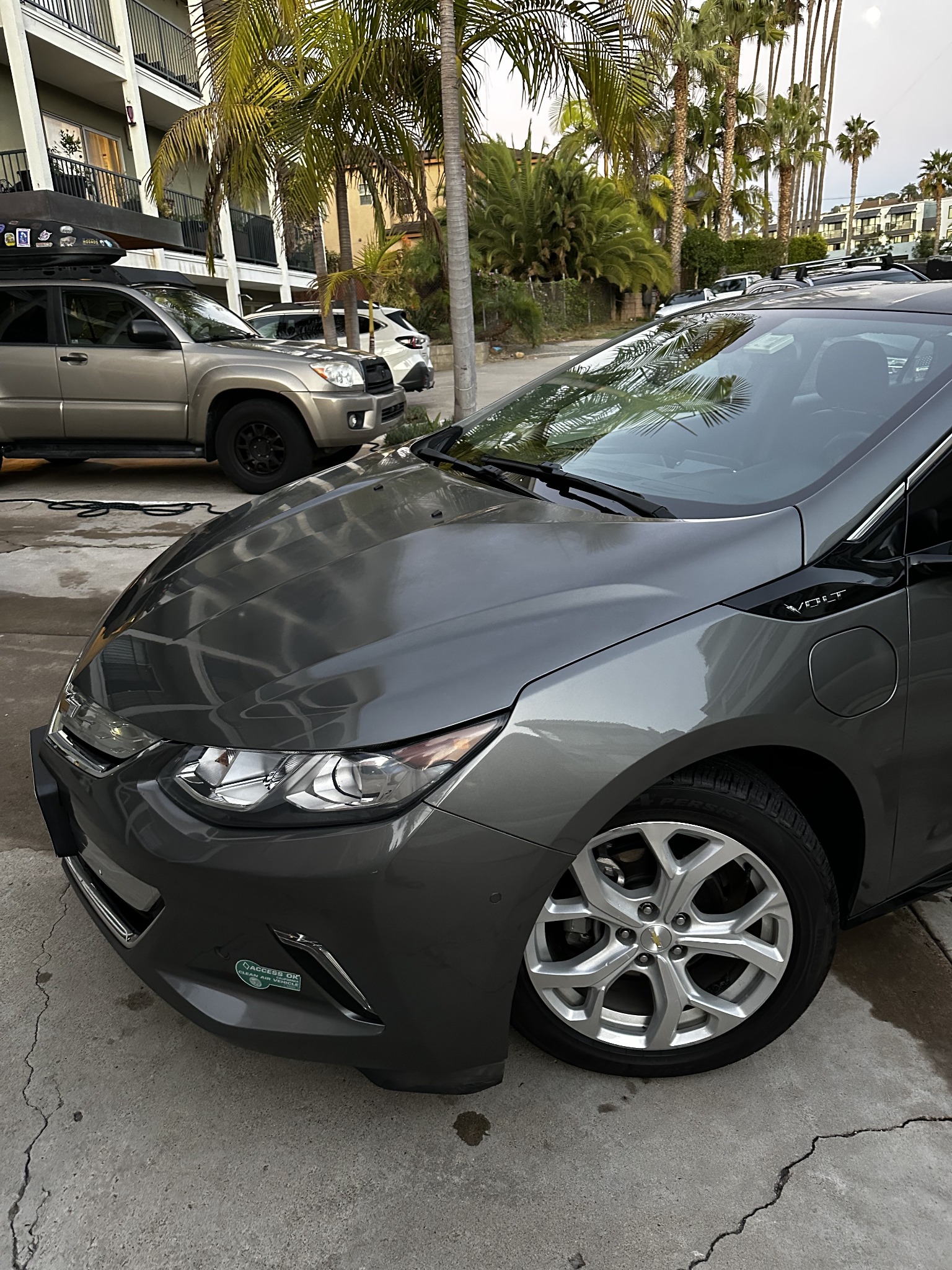 Used 2017 Chevrolet Volt Premier w/ Driver Confidence II Package FWD image 4