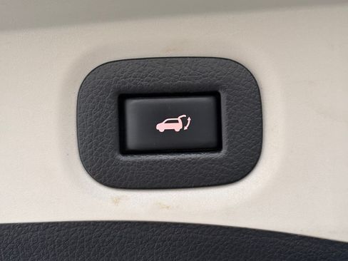 Used 2018 Nissan Rogue SV image 16