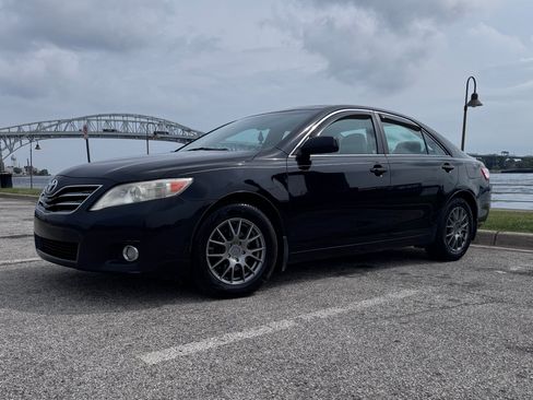 Used 2010 Toyota Camry XLE FWD image 1