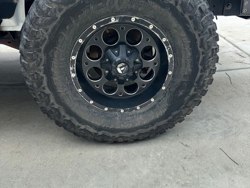 Used 2017 Jeep Wrangler Rubicon w/ Power Convenience Group image 23