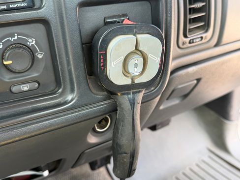 Used 2005 Chevrolet Silverado 2500 W/T w/ Snow Plow Prep Package AWD/4WD image 11