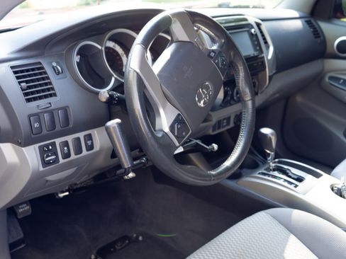 Used 2015 Toyota Tacoma Pickup 4D 6 ft image 8