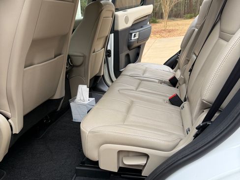 Used 2019 Land Rover Discovery SE image 8