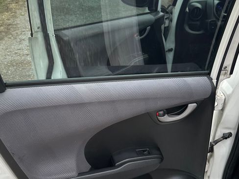 Used 2010 Honda Fit image 4