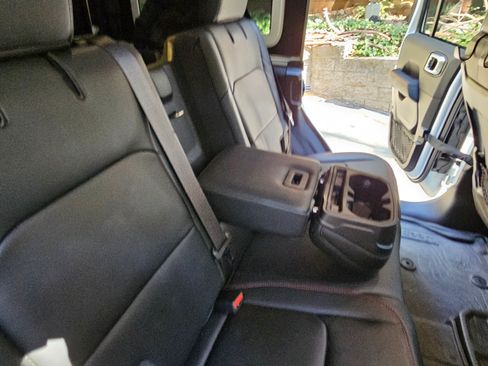 Used 2024 Jeep Wrangler Unlimited Rubicon w/ Capability Package image 13