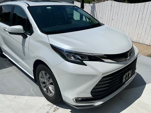 Used 2022 Toyota Sienna XLE w/ XLE Plus Package FWD image 2
