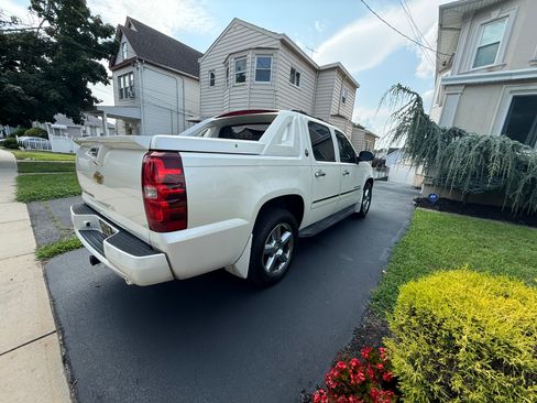 Used 2013 Chevrolet Avalanche LTZ AWD/4WD image 10