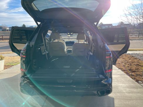 Used 2025 BMW X7 M60i w/ Climate Comfort Package image 4