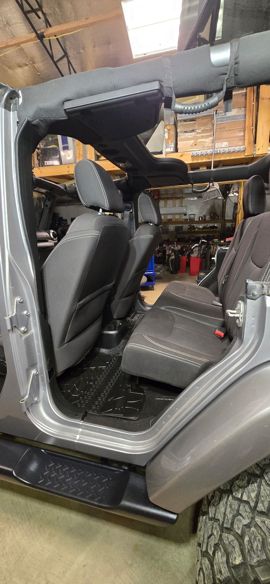 Used 2018 Jeep Wrangler Unlimited Sahara w/ Connectivity Group AWD/4WD image 14