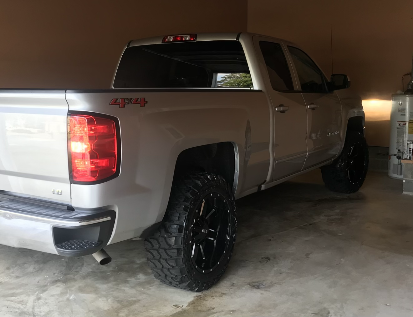 Used 2019 Chevrolet Silverado 1500 LT AWD/4WD image 2