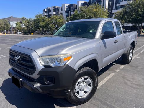 Used 2016 Toyota Tacoma SR RWD image 1