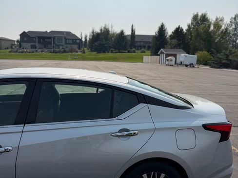 Used 2023 Nissan Altima 2.5 SV FWD image 14