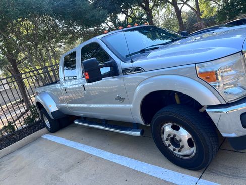 Used 2016 Ford F350 Lariat w/ Lariat Interior Package image 4