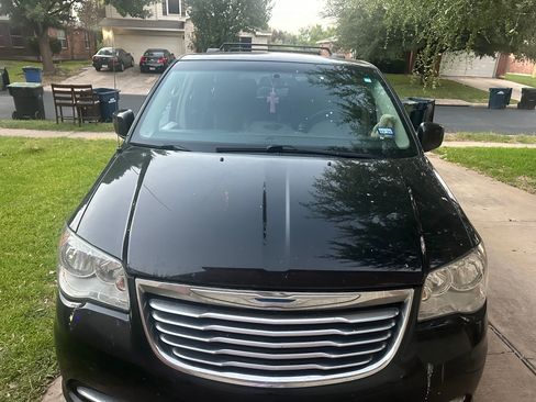 Used 2016 Chrysler Town & Country Touring FWD image 2
