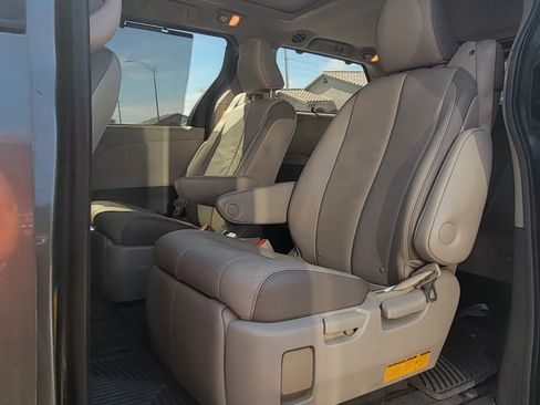 Used 2011 Toyota Sienna Limited w/ Premium Pkg image 12
