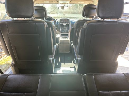 Used 2013 Chrysler Town & Country Touring image 13