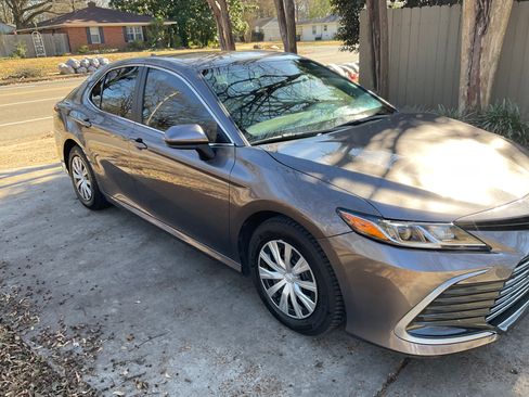 Used 2022 Toyota Camry LE image 6