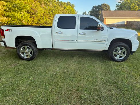 Used 2011 GMC Sierra 2500 Denali w/ Suspension Package, Off-Road AWD/4WD image 4