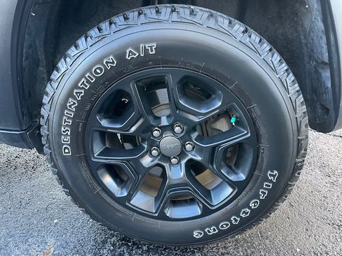 Used 2019 Jeep Cherokee Trailhawk image 4