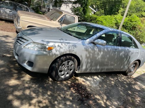 Used 2010 Toyota Camry LE FWD image 8